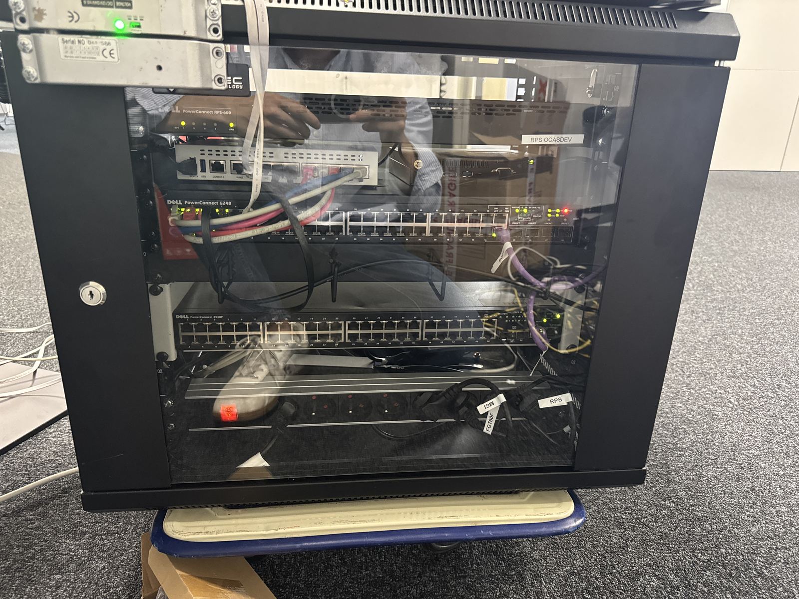 Baie réseau OCASDEV avec switchs Dell PowerConnect empilés et câblage réseau